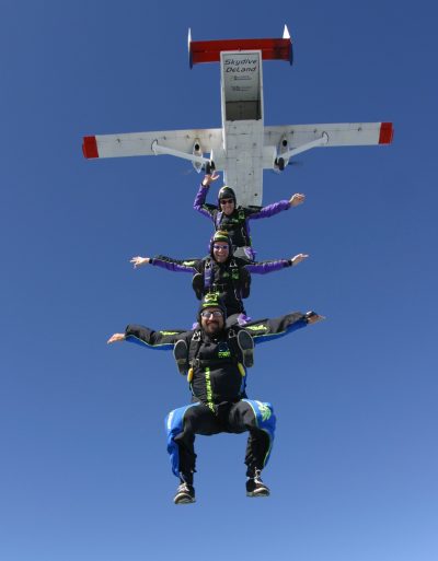 Skydivers juming from a plane